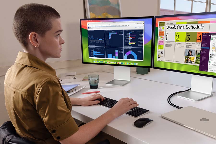 Apple Macbook Air M3 powering dual external displays